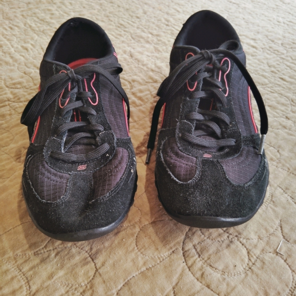 Women's Skechers Relaxed Fit Black & Hot Pink Sneakers Memory Foam Size 8 1/2